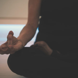 Dunya-sesión-individual-yoga-meditación-online